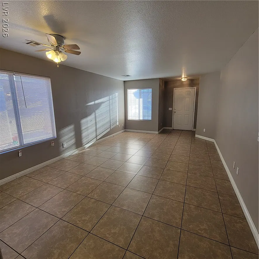 3 bed, 2.0 bath, 1405 sqft, $1,995 — Photo 3