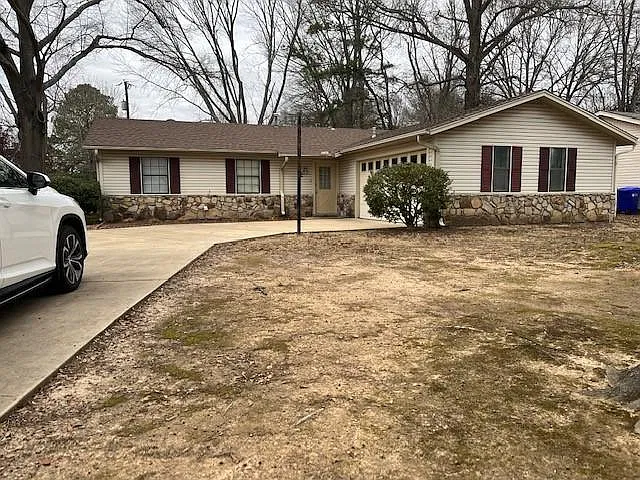 2 Woodlawn Dr — Photo 1