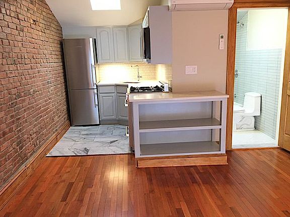 3rd image of 300 Saint James Pl APT 4