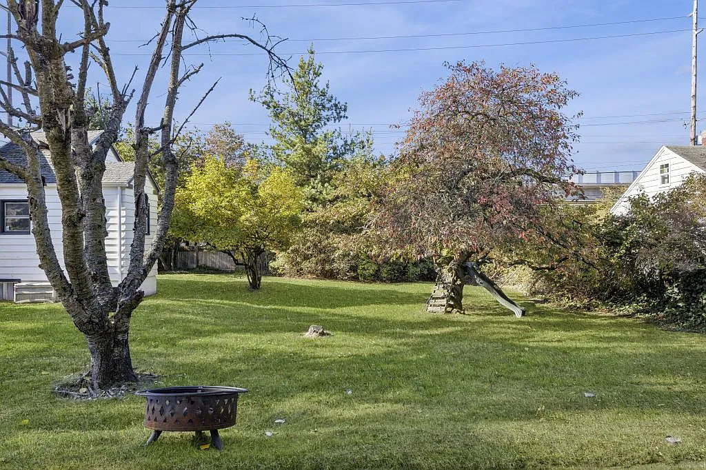 12718 5th Ave. NE - 3 bedrooms — Photo 3
