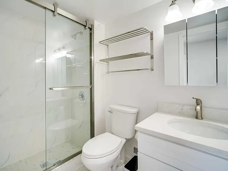 422 Grammercy Pl — Photo 4