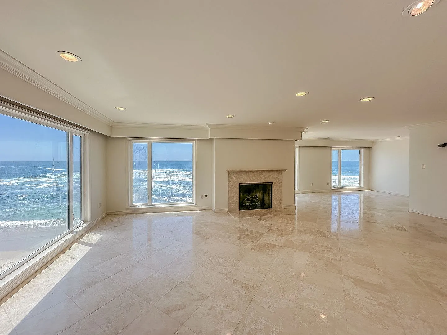 Stunning Oceanfront Property in La Jolla, CA — Photo 2