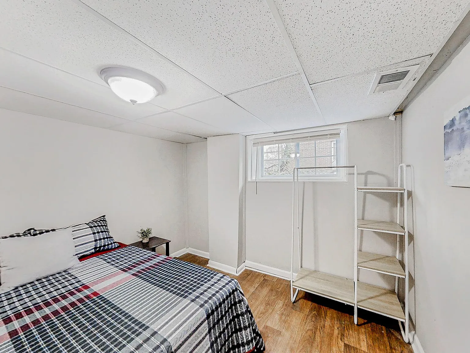 4 bed, 3.0 bath, 1075 sqft, $615 — Photo 1