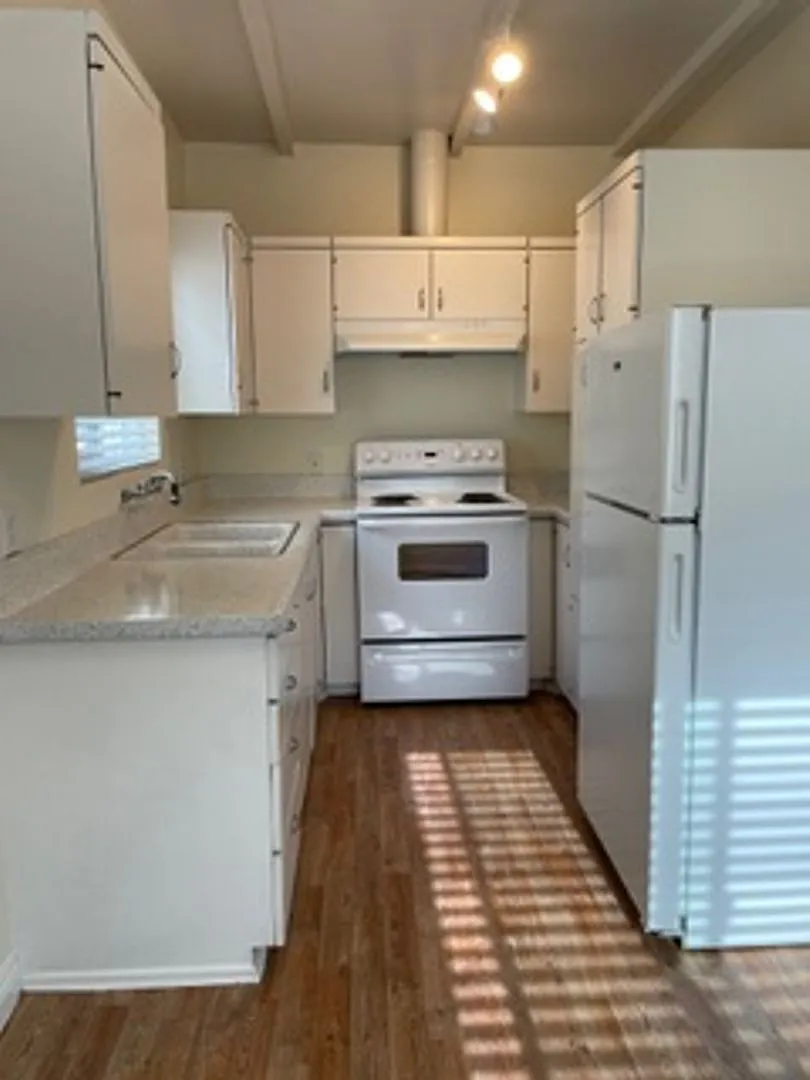 4286 Third Avenue — Photo 3