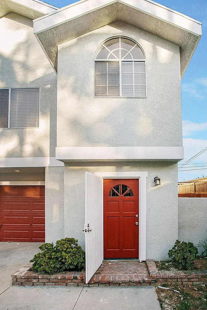 Linden Avenue Triplex — Photo 1