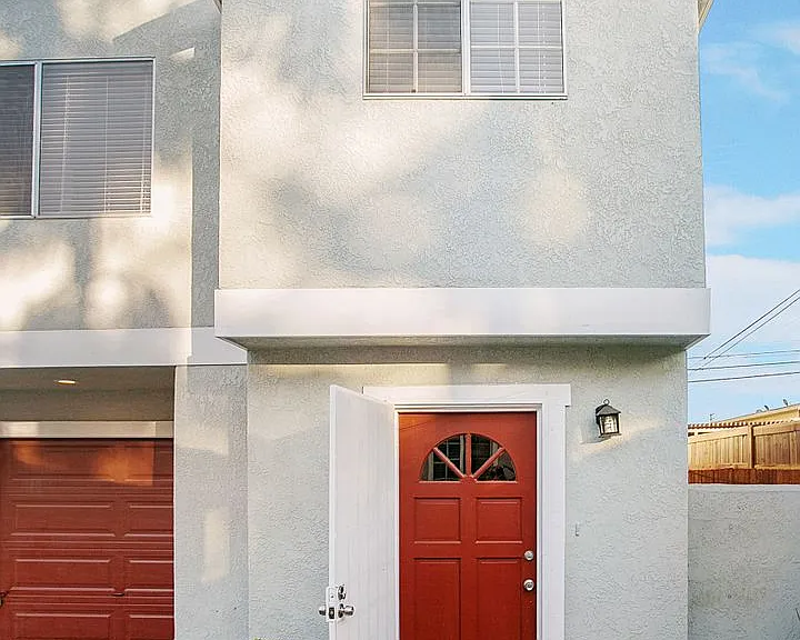 Linden Avenue Triplex — Photo 1