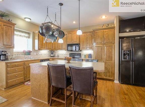 Beautiful cabinets & oversized island