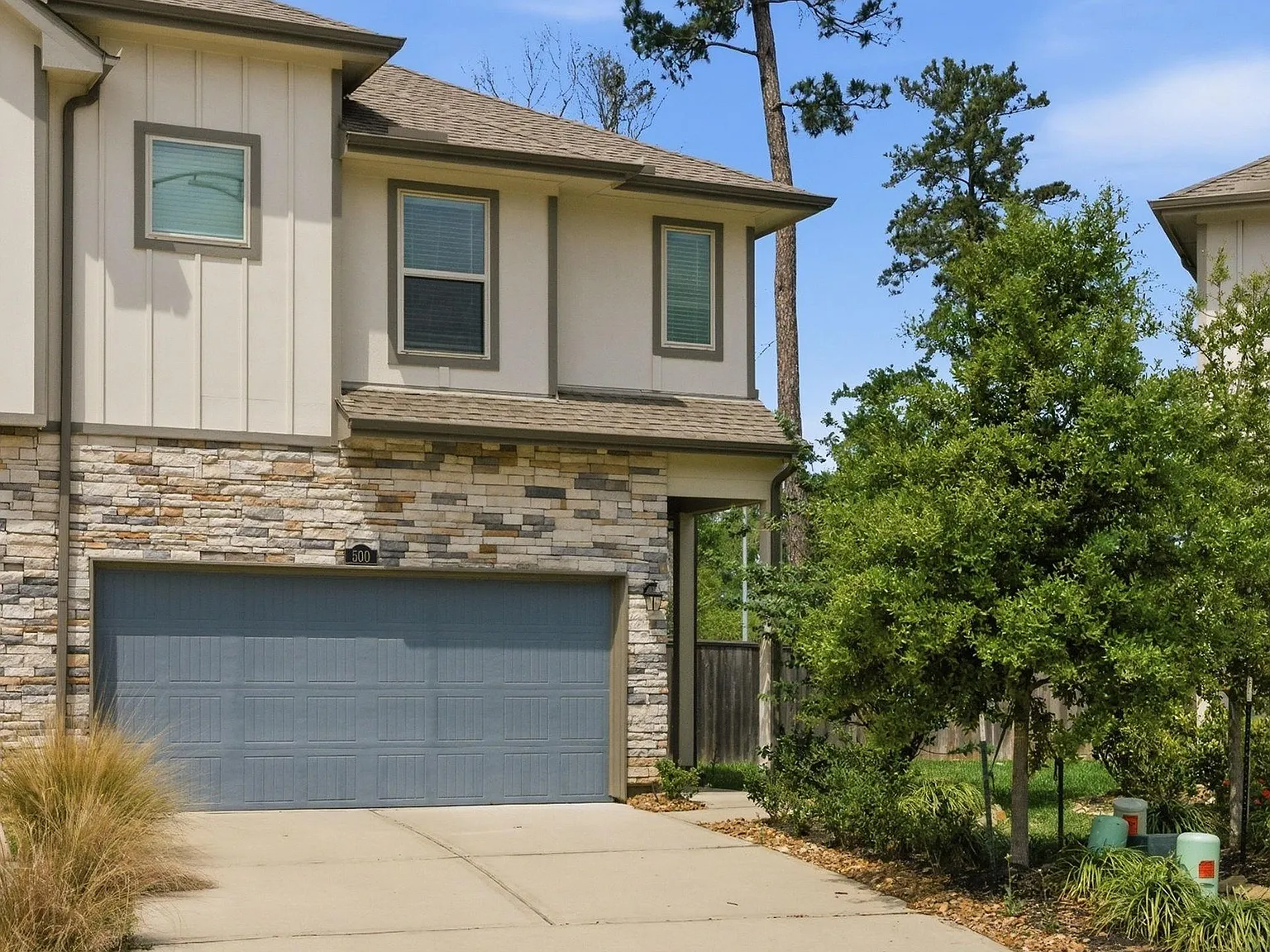 3 bed, 2.5 bath, 1920 sqft, $2,200 — Photo 1