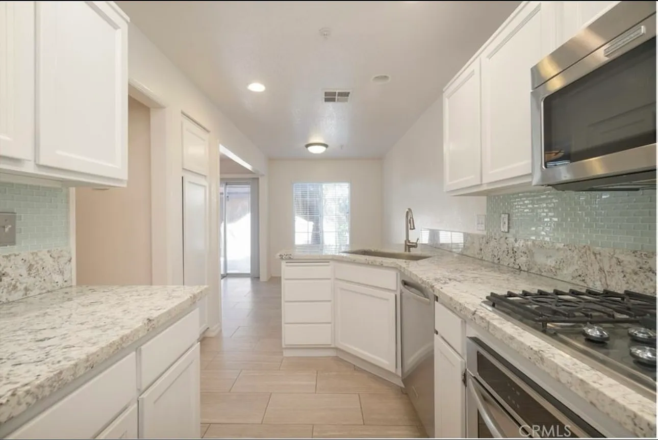 3 bed, 1239 sqft, $3,450 — Photo 3