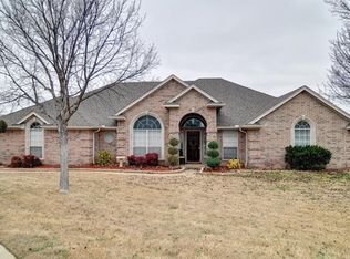 824 Saxon Ct, Crowley, TX 76036