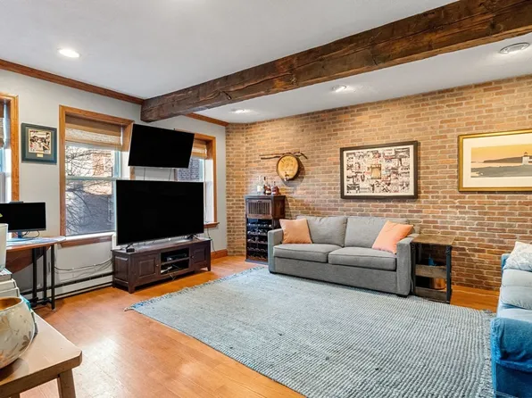 440 Hanover St APT 4C, Boston, MA 02113