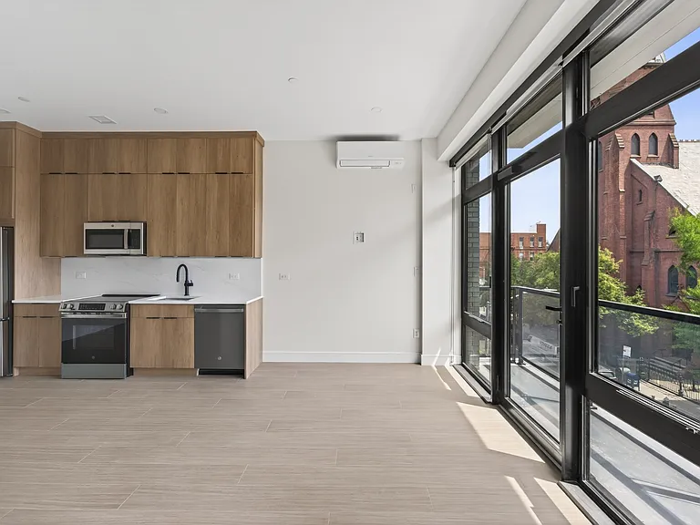 4918 Vernon Blvd #2D — Photo 7