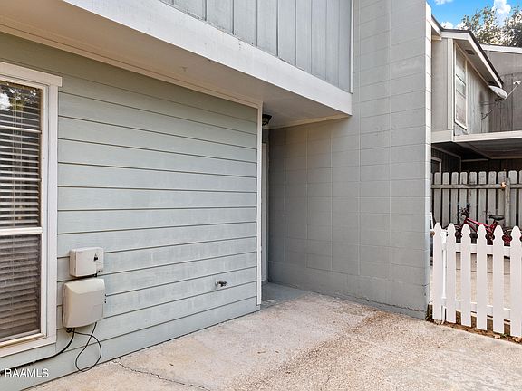 5th image of 40 Phlox Dr