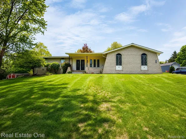 2553 Bullard Rd, Hartland, MI 48353