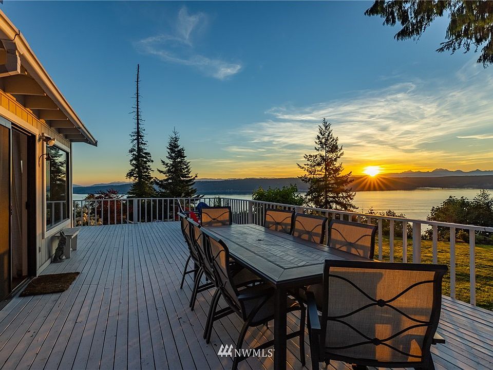 Imagine your morning coffee from the wrap-around deck overlooking the water and watching the sun rise over the rugged, dramatic Northern Cascade Mountains