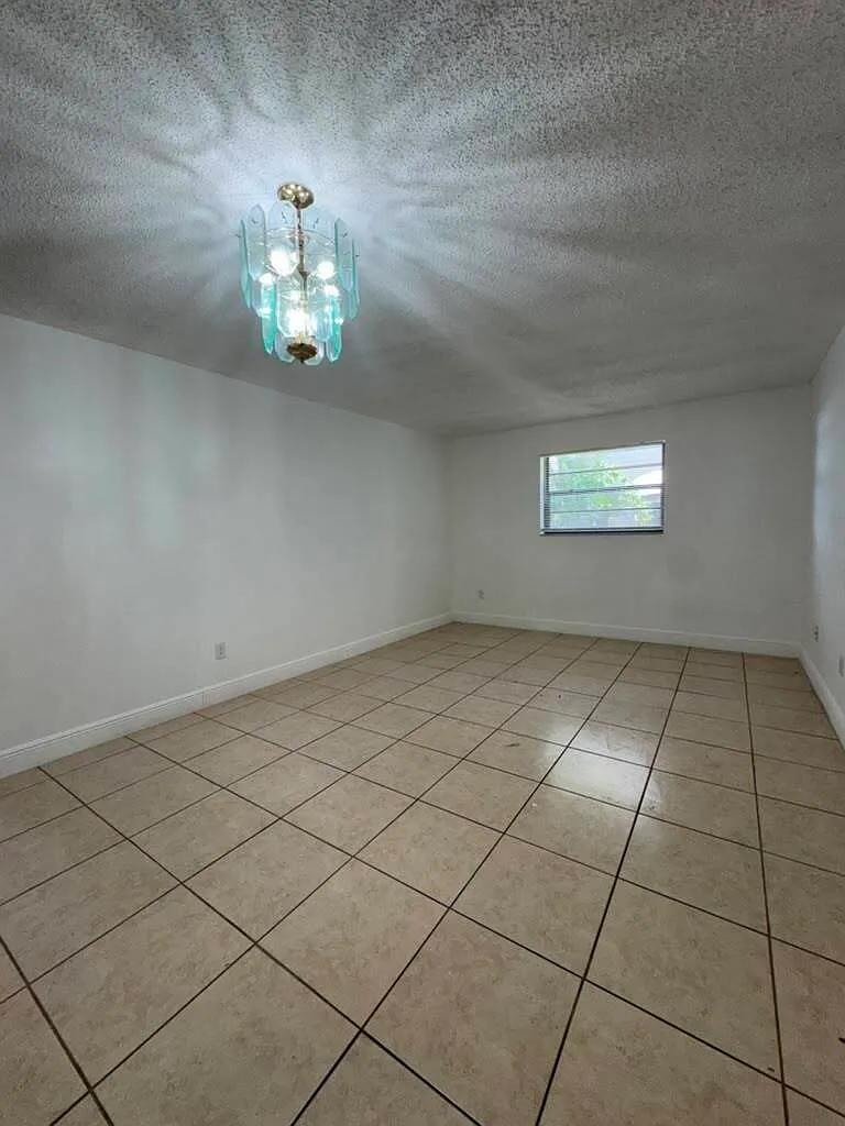 1130 West 37th Street — Photo 3