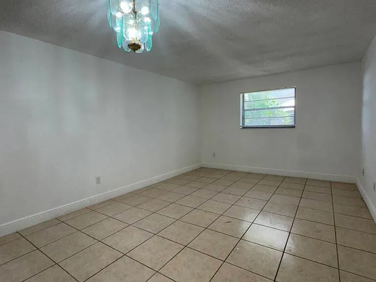 1130 W 37th St — Photo 3