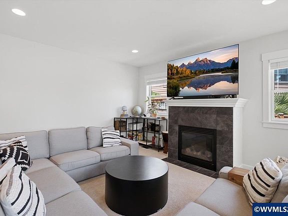 3rd image of 548 Martin Way S