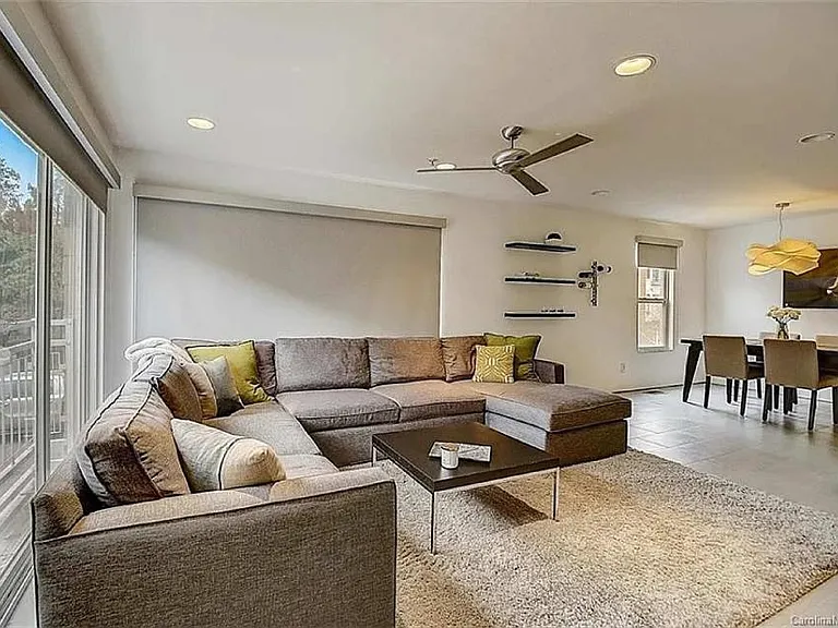 652 Raphael Pl — Photo 2