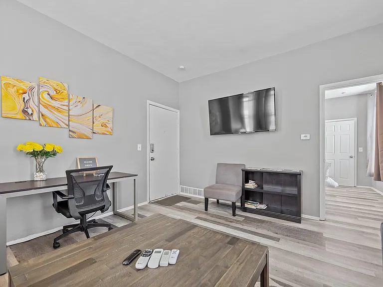 610 Clark St — Photo 13