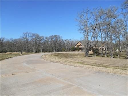 Situated at the end of a cul-de-sac, this lot is in a prime spot!