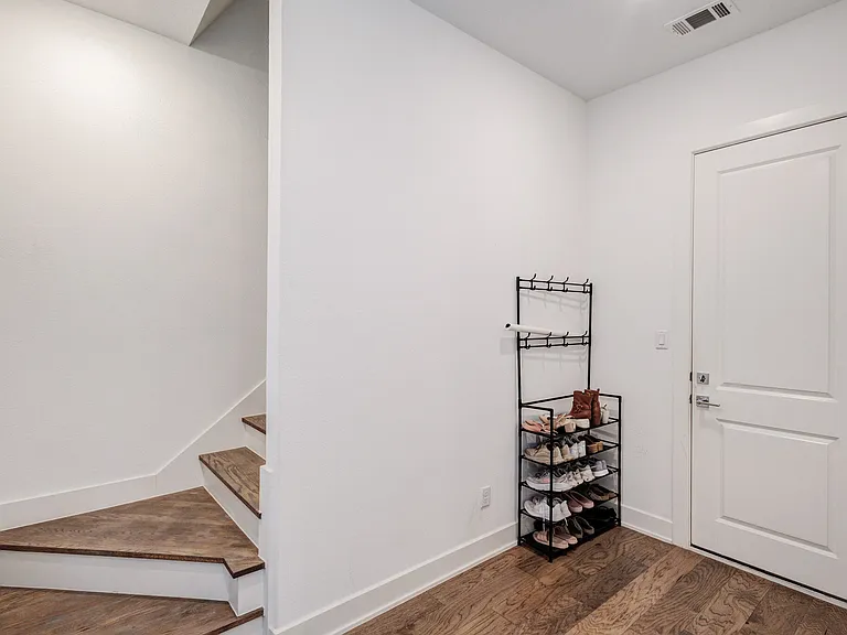 114 E Chester Ct — Photo 2