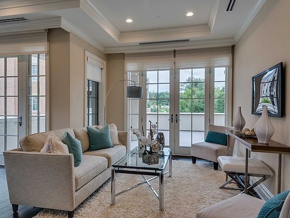4th image of 2000 Royal Ct Unit 2016
