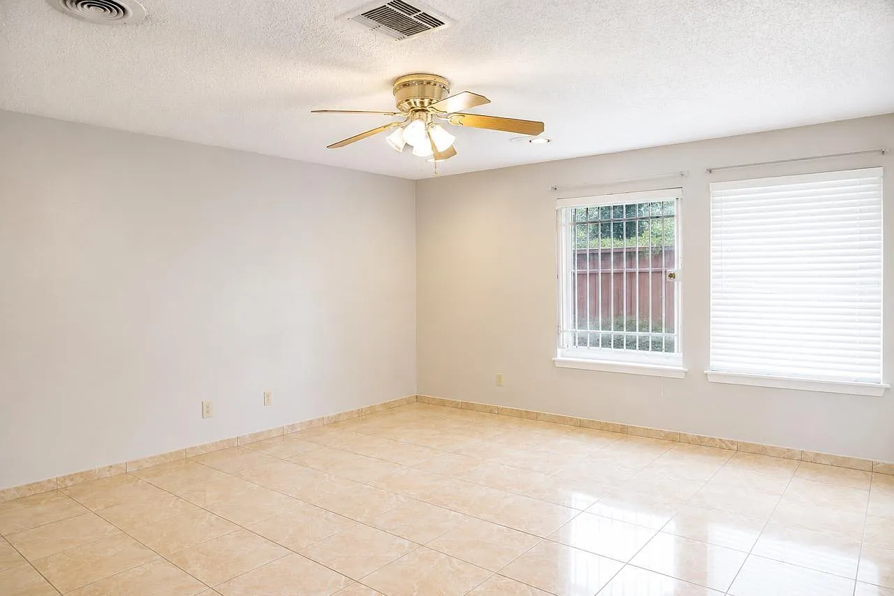 5 bed, 3.0 bath, 2989 sqft, $2,850 — Photo 4