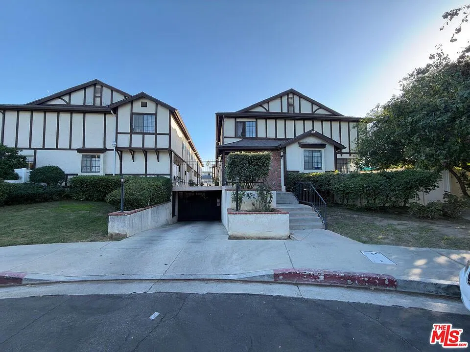 3 bed, 2.5 bath, 1418 sqft, $4,000 — Photo 2