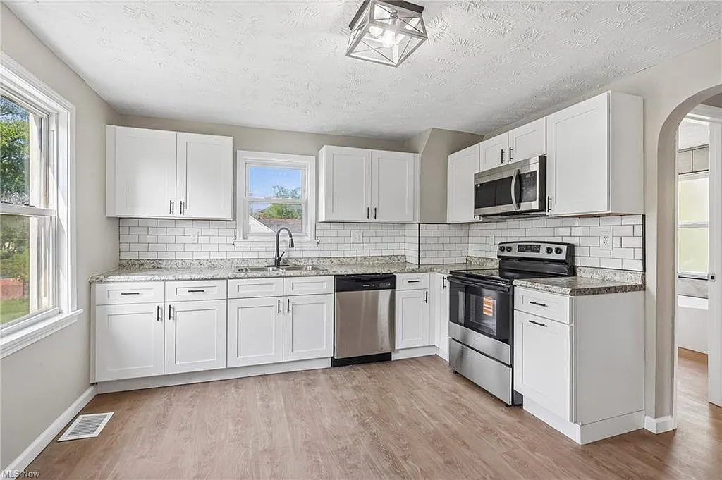 3 bed, 1600 sqft, $1,500 — Photo 1