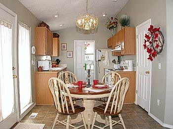Eat-In Kitchen w/Pantry
