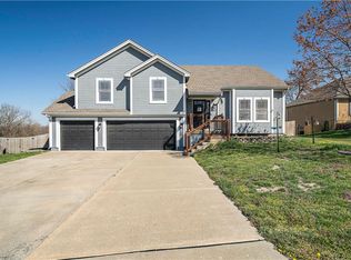102 W Regal Dr, Lone Jack, MO 64070