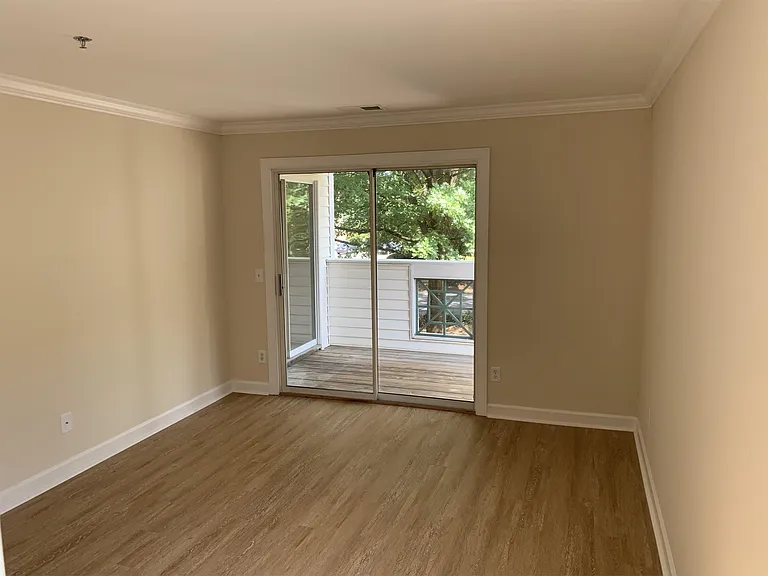 2424 Selwyn Ave E — Photo 6