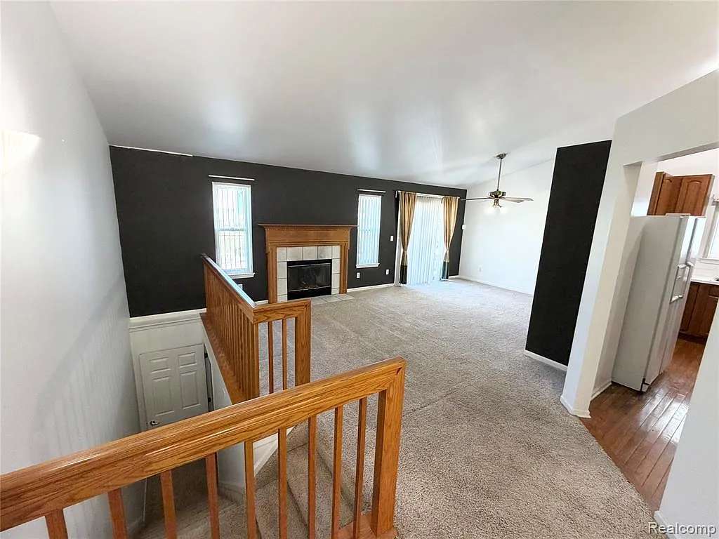 3 bed, 2.5 bath, 2569 sqft, $2,600 — Photo 2