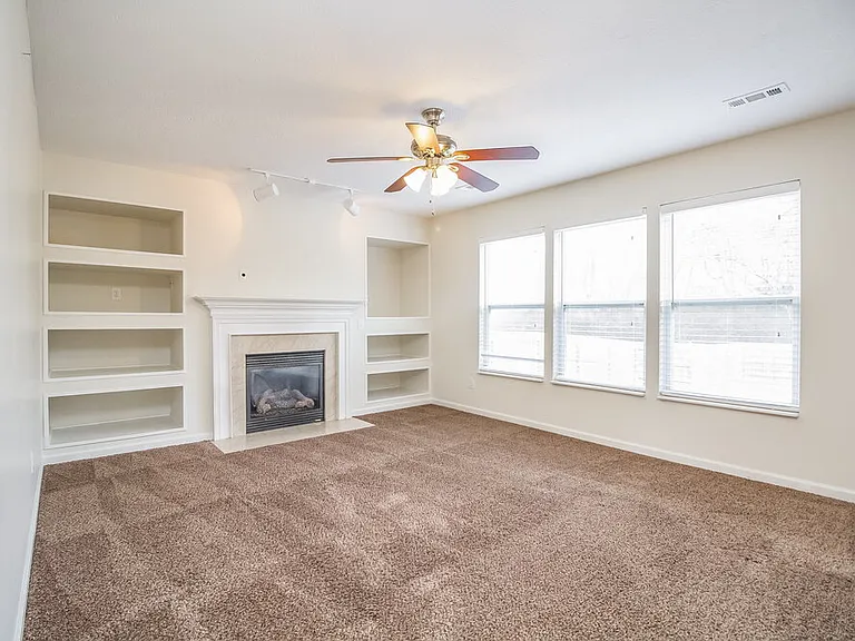 4565 Hawthorn Dr — Photo 3