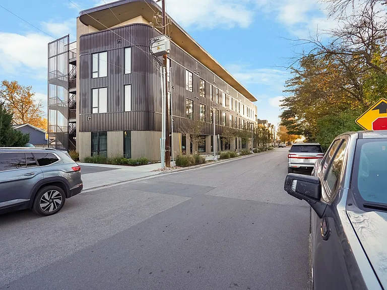500 Merritt Ave #207 — Photo 2