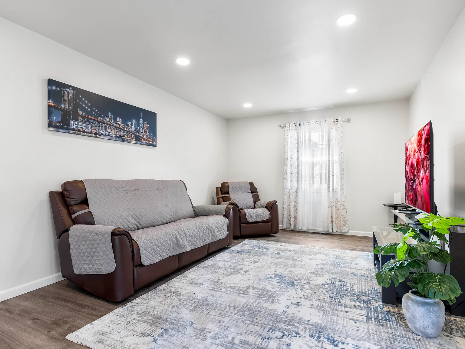 2550 Bordeaux Dr — Photo 2