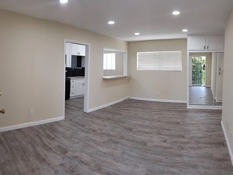2219 Crenshaw Blvd #6 — Photo 2