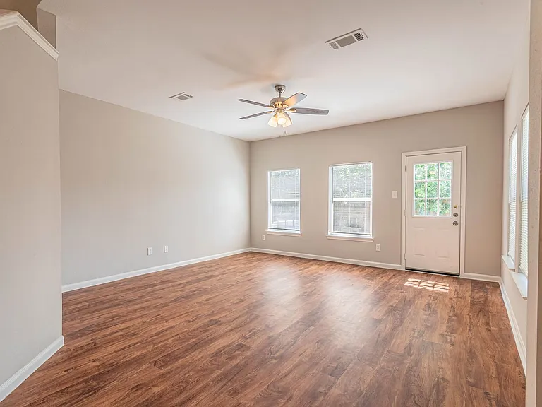 10061 Sharpton Dr — Photo 2