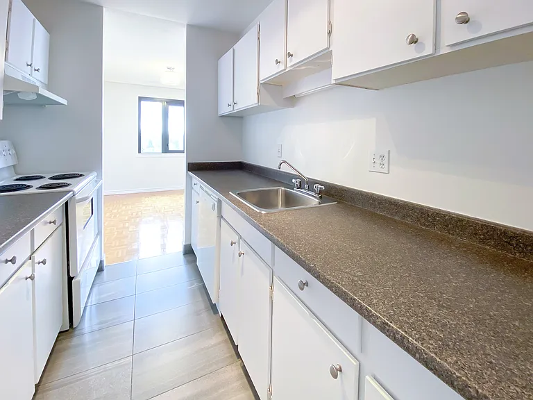 935 Marine Dr — Photo 40