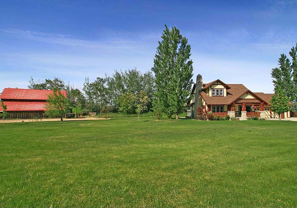 Country living in the heart of town!