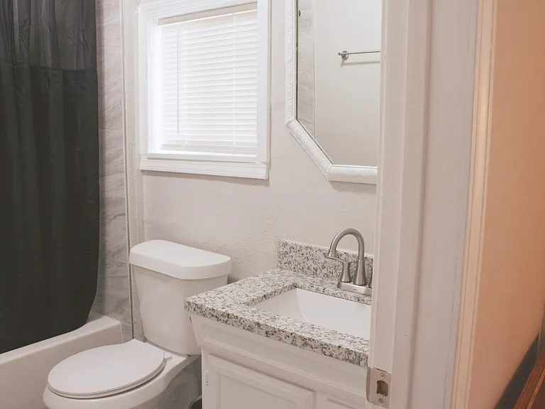 Room 6 bathtub