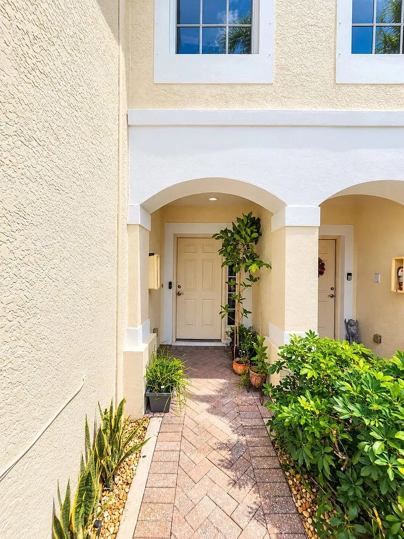 Available Nov 01 - Beautiful 3-bedroom, 2.5-bath townhome with attached garage in the heart of Na... — Photo 2