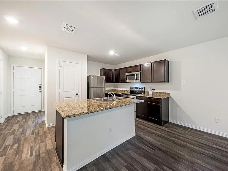 1005 Dawson St — Photo 3