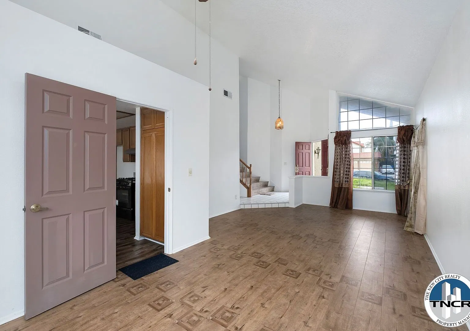 Stunning 4 BD | 3 Bath — Photo 2