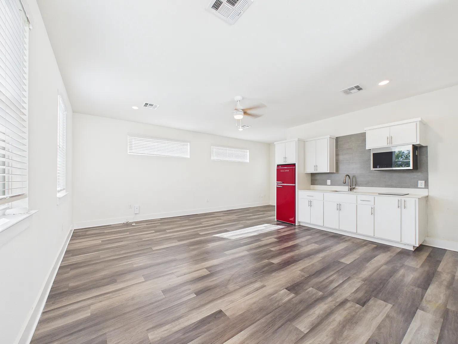 Studio, 676 sqft, $1,200 — Photo 3