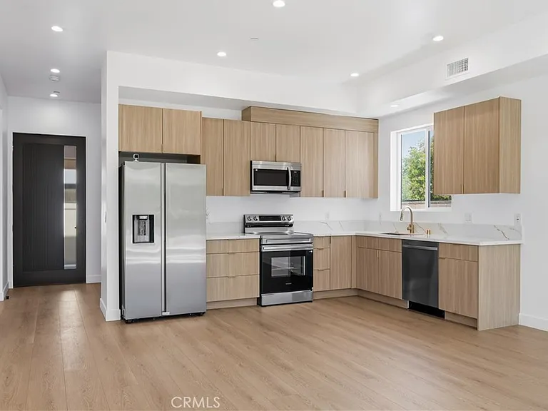10051 Amestoy Ave — Photo 2