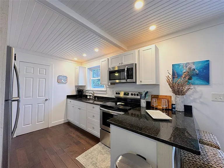 222 NE 1st Ave — Photo 10