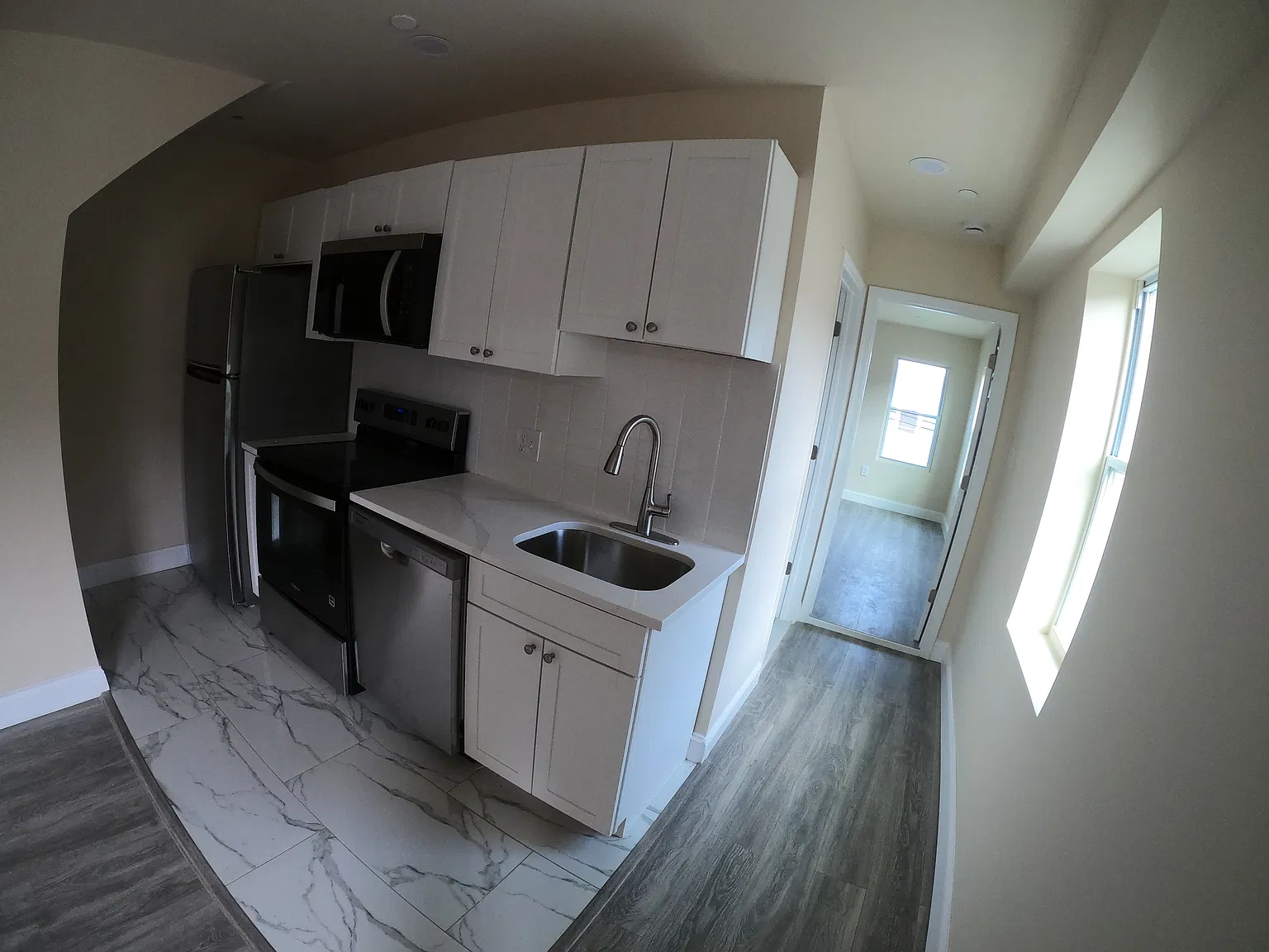 2 bed, 1000 sqft, $1,600 — Photo 3