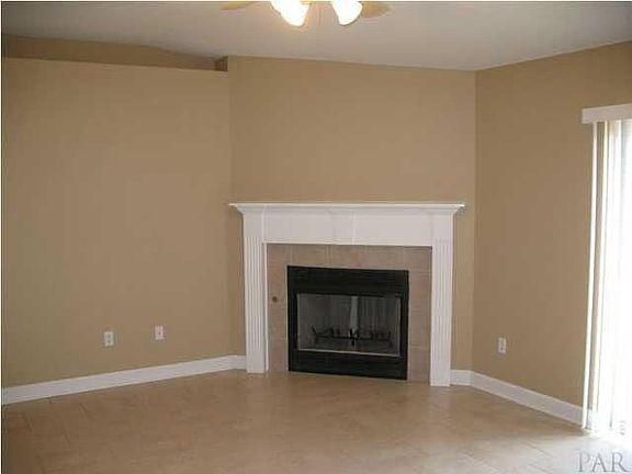 2nd image of 814 Lake Aire Dr